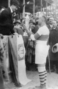 Rok 1925, Bukareszt, Ksiażę Karol wręcza puchar Jerzemu Rotwandowi
