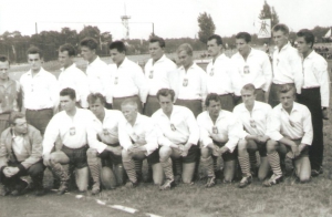 Edward Bator (czwarty z prawej) w reprezentacji Polski juniorów przed meczem w Gorzowie
