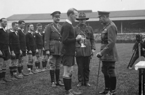 19.04.1919 wręczenie trofeum na Twickenham